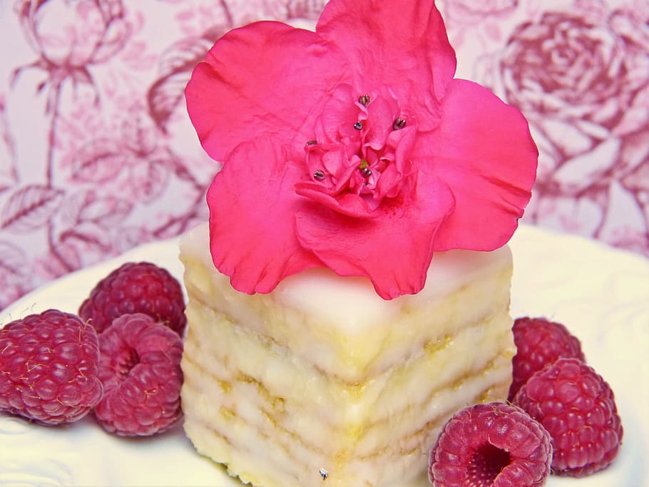 close-up photo of sliced cake with pink flower and raspberries, HD wallpaper