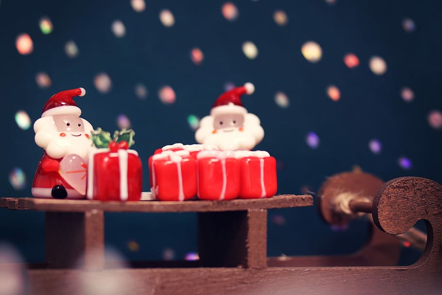 selective photography of two Santa Claus figurines in table, christmas HD wallpaper