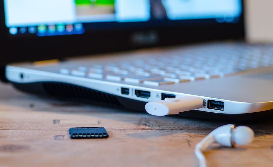 white USB flash drive and black SD card, computer, laptop, desk HD wallpaper