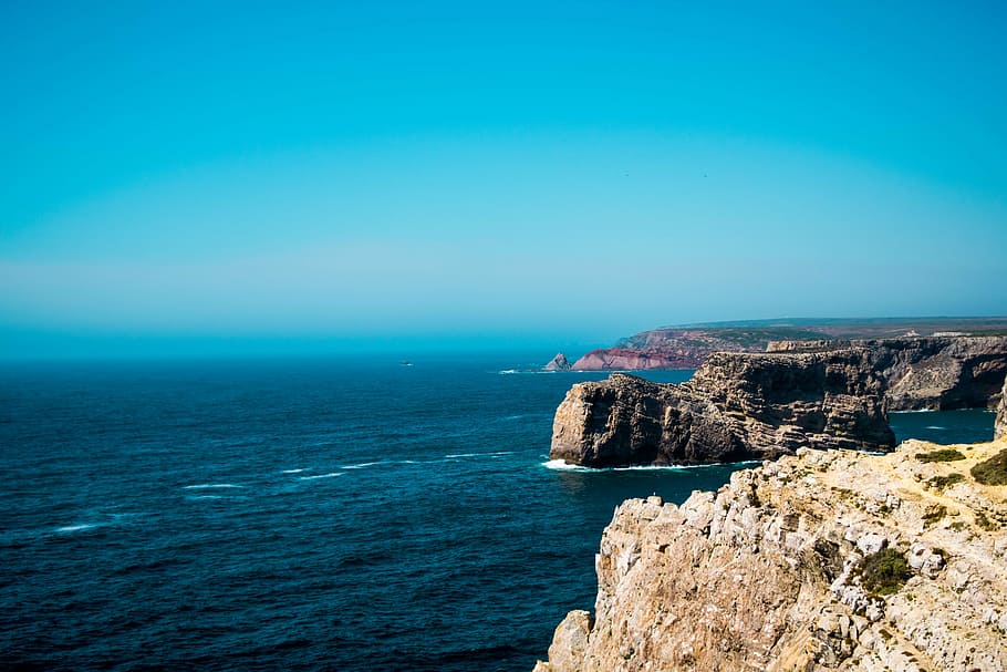 body of water beside rock formations, cliff, ocean, sky, blue HD wallpaper