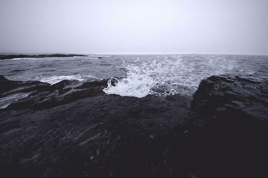 photo of seashore, grayscale, ocean, water, splashing, rock HD wallpaper