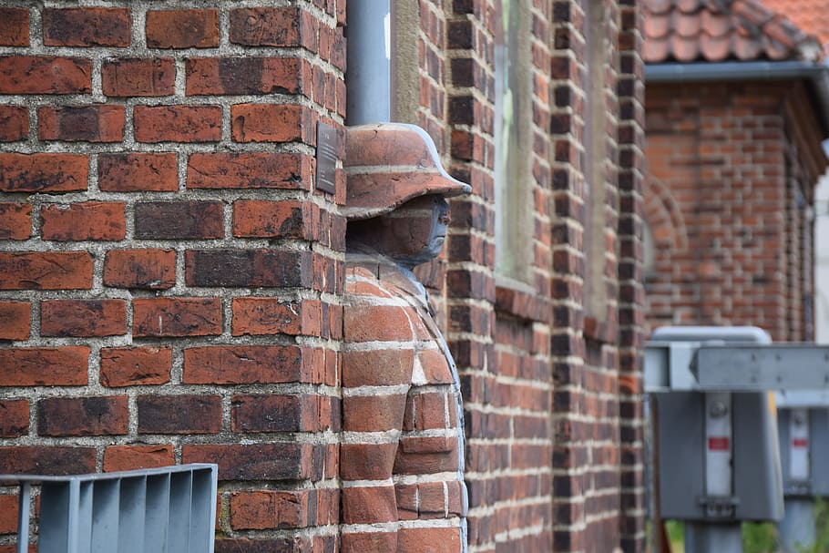 man wearing brown cap leaning on wall, Statue, Camouflage, Hidden HD wallpaper