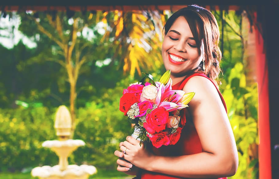 woman smiling and holding flowers, wedding, colonial zone, santo domingo