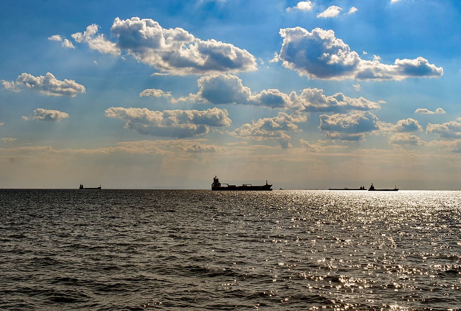 seascape, boats, noon, horizon, sky, clouds, sunlight, sunbeam, HD wallpaper