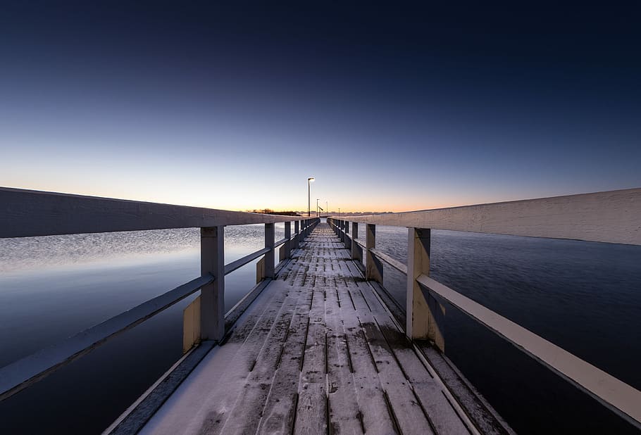 brown wooden duck beside calm body of water at daytime, brown wooden bridge between body of water HD wallpaper