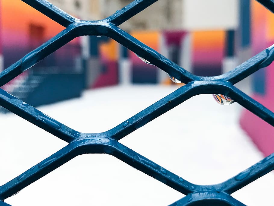 Basketball court under the snow, black metal gate close-up photography HD wallpaper
