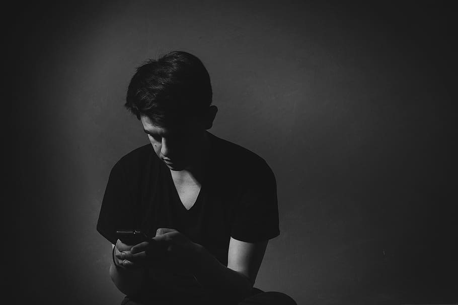 guy, man, texting, people, black and white, mobile, smartphone HD wallpaper