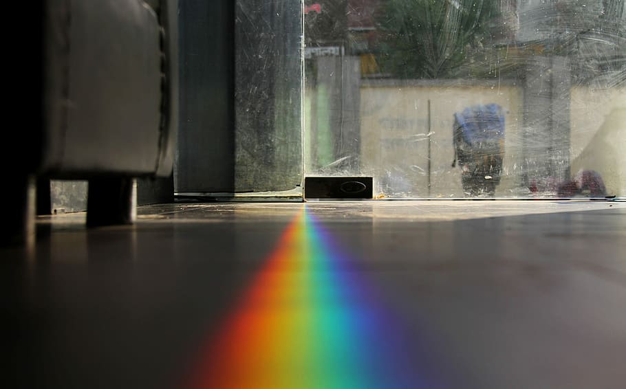 closeup photo of glass reflection rainbow light, rainbow color on flooring HD wallpaper