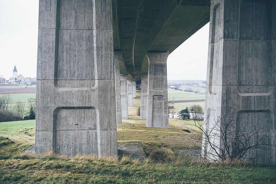 gray concrete road, green grass beside gray concrete wall, building HD wallpaper
