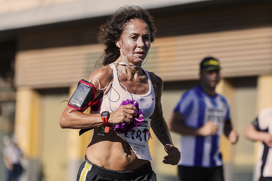 woman running with stereo headphones, woman running, female, runnning, HD wallpaper