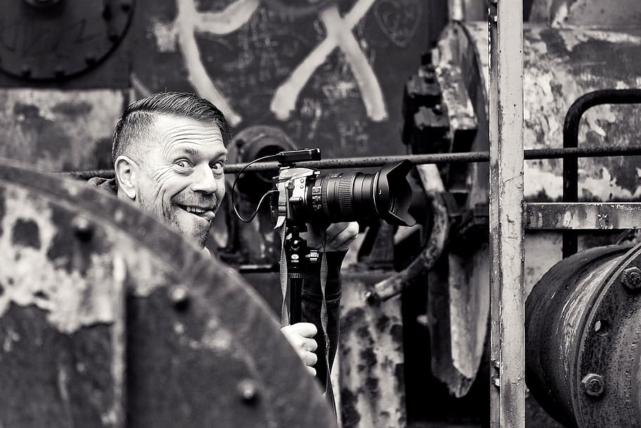 grayscale photo of man smiling in front of DSLR camera, photographer, HD wallpaper