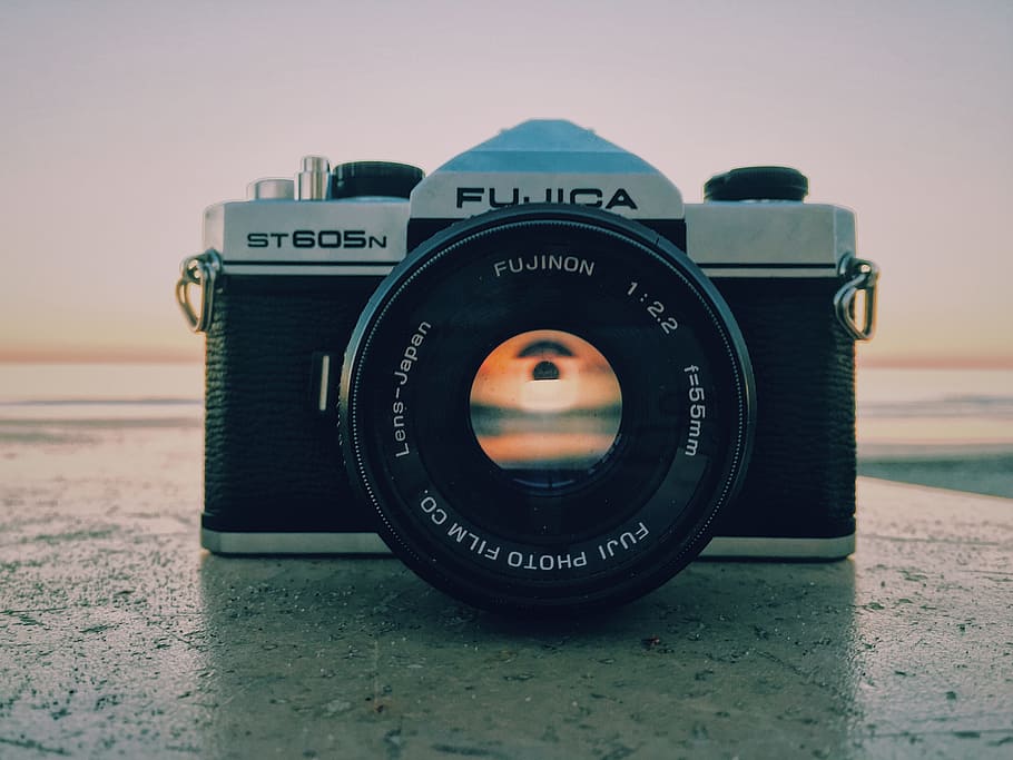 back and white Fujica DLSR camera, black and gray Fujica DSLR camera HD wallpaper