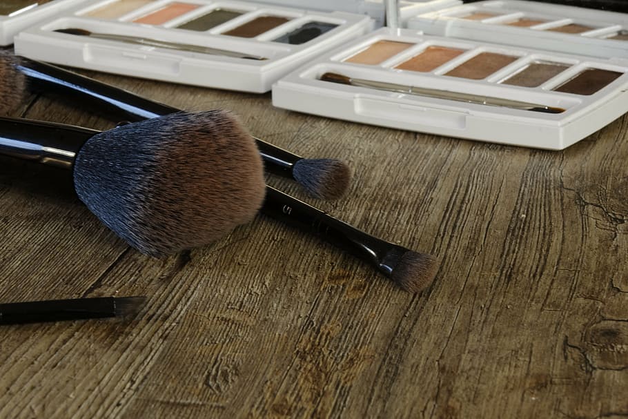 black makeup brush near white makeup palette, cosmetics, make up HD wallpaper