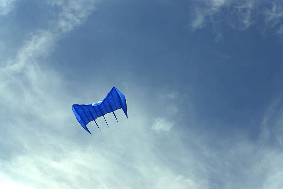 Fly blue. Воздушный змей в небе. Небо с облаками и воздушным змеем. Змей в небе. Змей летающий на синем фоне.