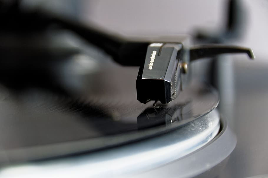 selective focus photography of vinyl disc player, plate, turntable