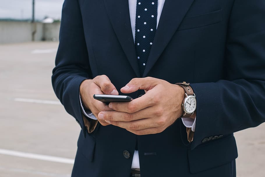 man in  blue suit jacket  and blue necktie holding smartphone during daytime, HD wallpaper