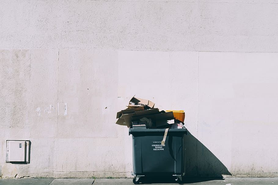 black plastic garbage bin with wheels beside wall, garbage bin outside, HD wallpaper