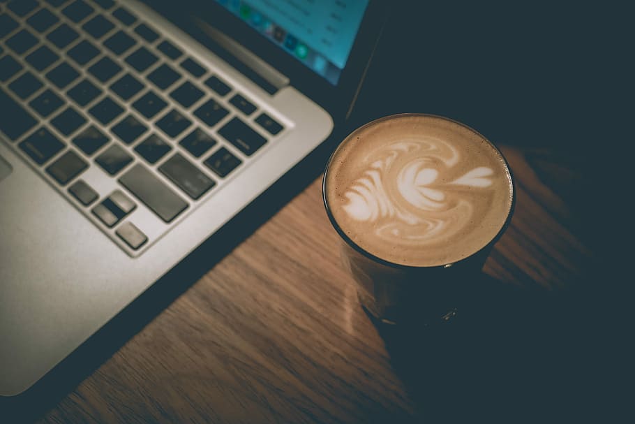 cappuccino with latte art, cappuccino near MacBook on table, working space HD wallpaper
