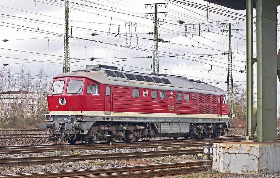 red train at the train station, diesel locomotive, großdiesellok, HD wallpaper