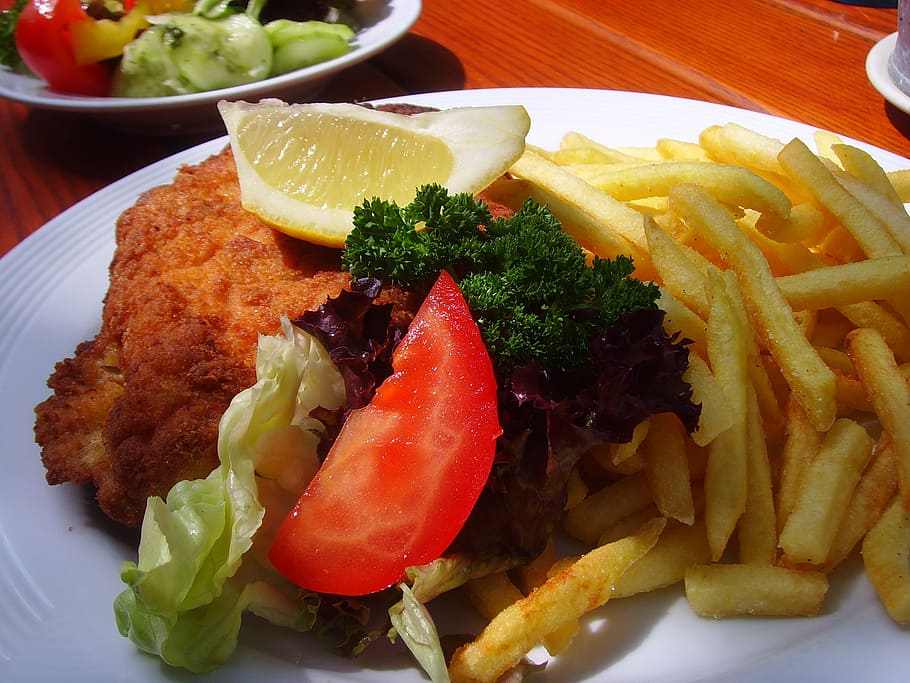 fried potatoes with meat and sliced lemon and tomato, schnitzel, HD wallpaper
