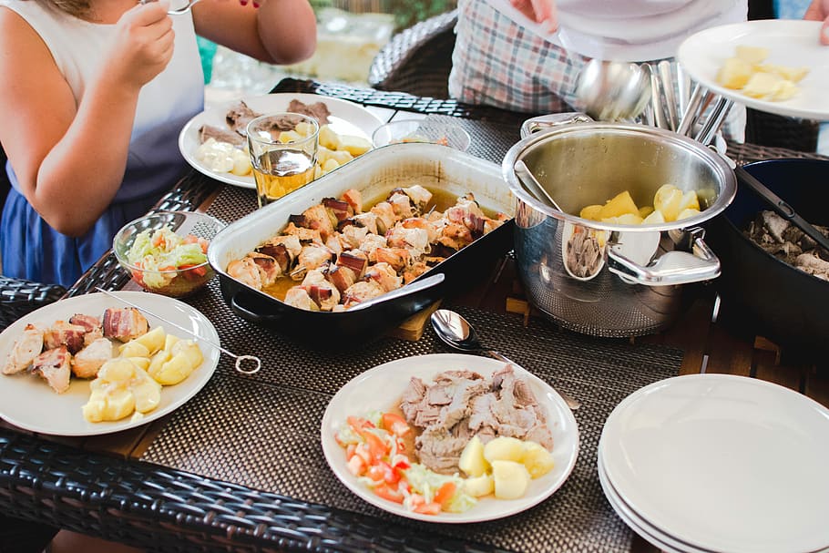 Family gathering, feast, hands, outside, party, summer, food HD wallpaper