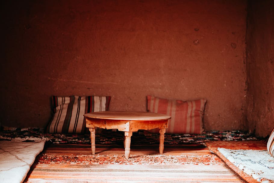 Moroccan Living, brown wooden coffee table near two pillows, wall HD wallpaper