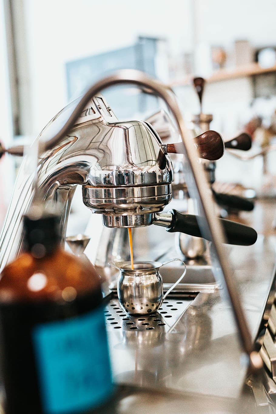 stainless steel espresso maker filling a cup, selective focus photography gray espresso maker HD wallpaper