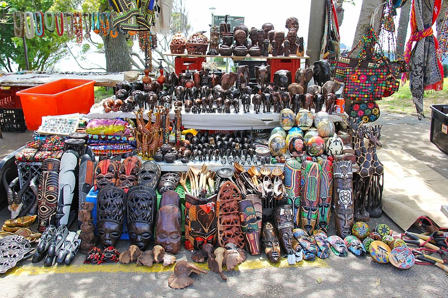 assorted-color wood sculptures and assorted-color bags displayed during daytime, HD wallpaper