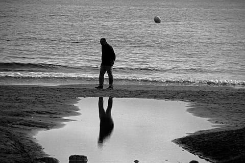 man walking on shore, soledad, anguish, emotion, feeling, sadness HD wallpaper