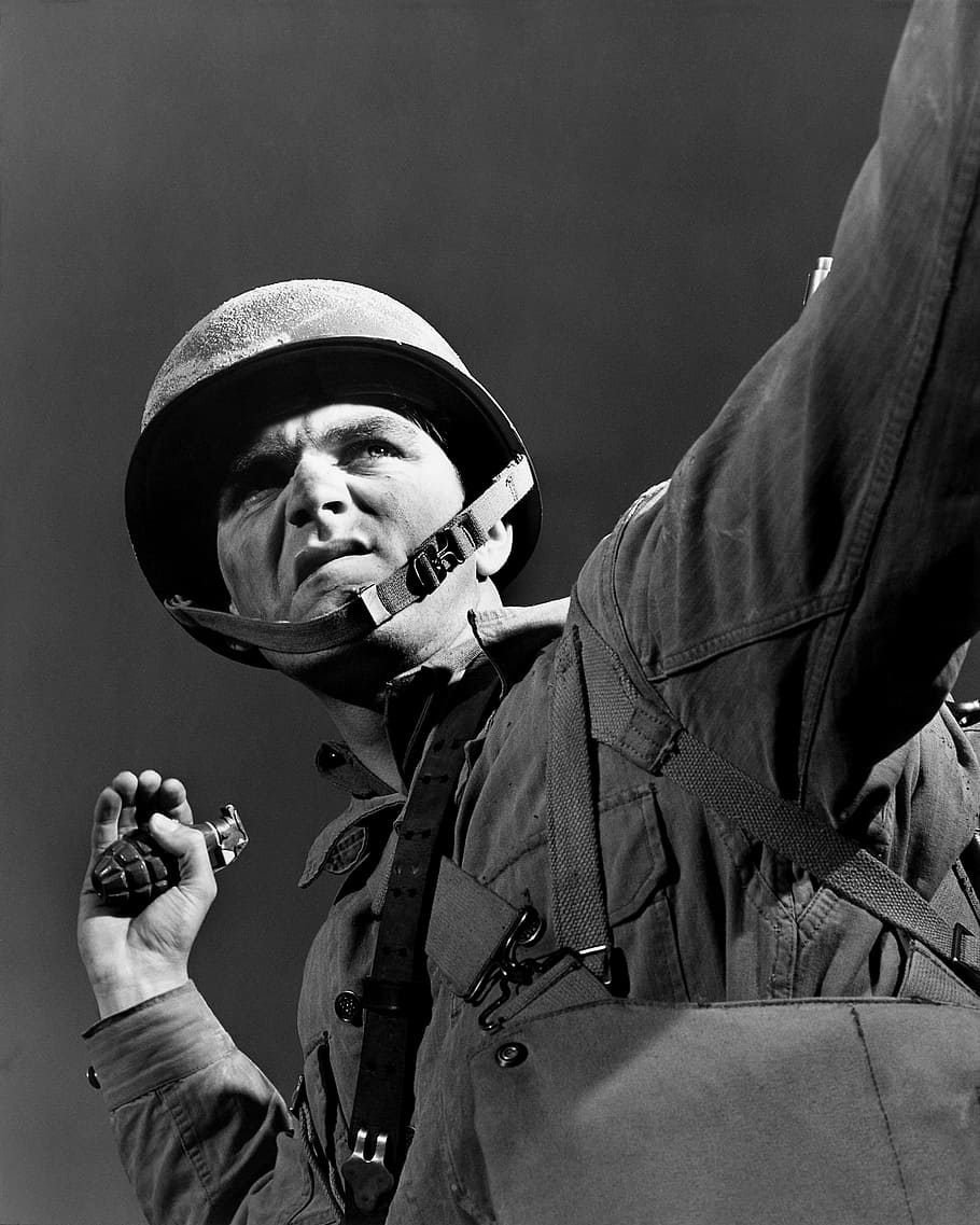 grayscale photo of soldier about to throw grenade with his left hand, HD wallpaper