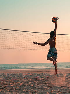man playing beach volleyball during daytime, man playing beach volleyball HD wallpaper