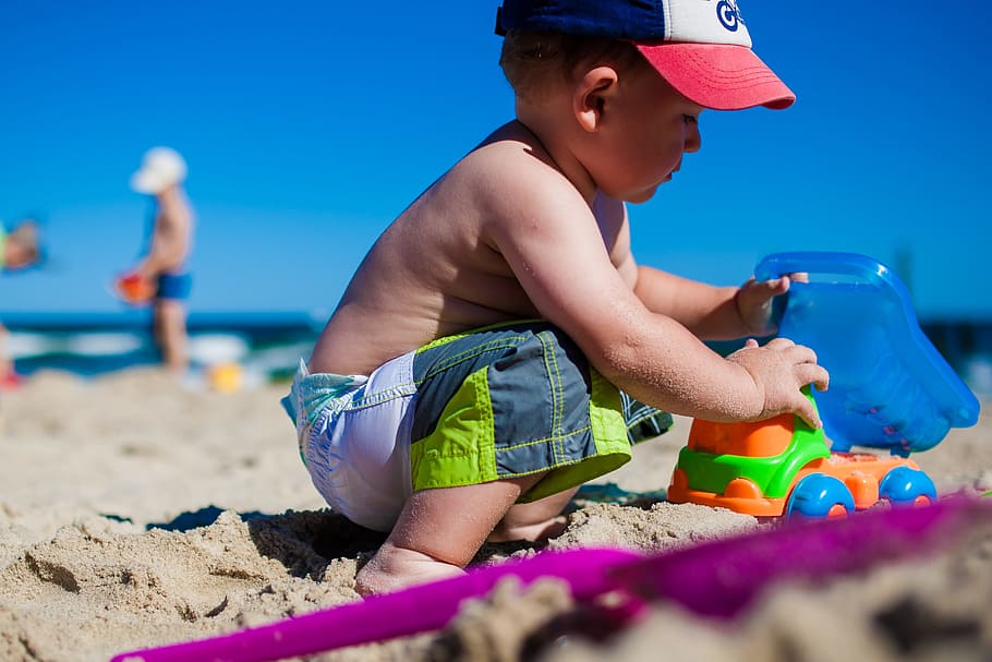 boy playing toy on white sand, child, fun, beach, sea, colors HD wallpaper