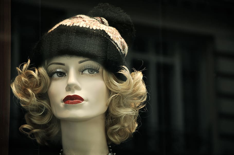 bobble hat on mannequin's head, blonde hair wig on mannequin HD wallpaper
