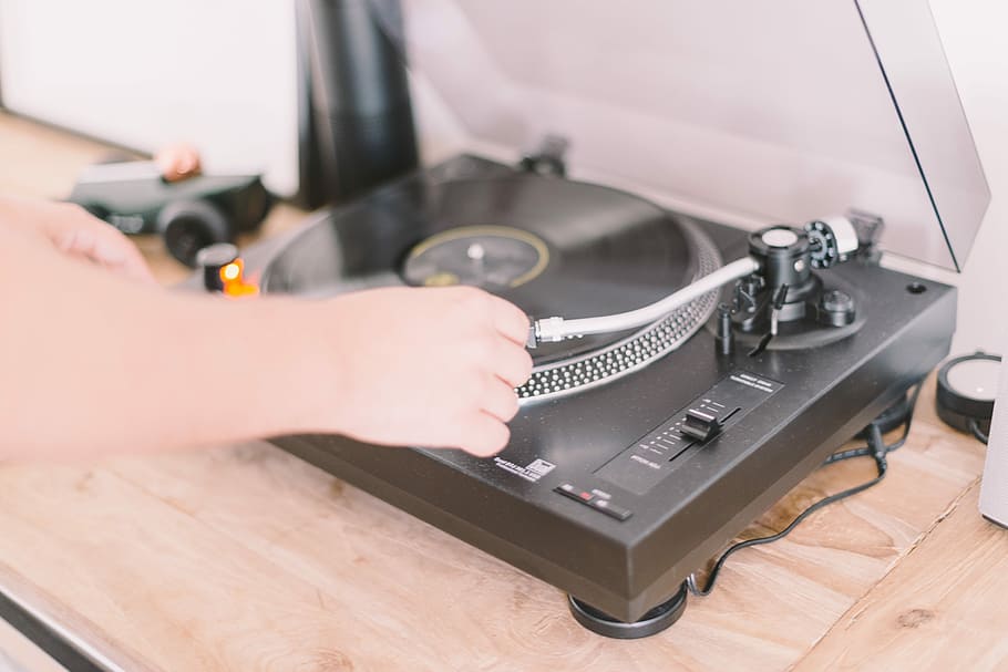 person playing turntable, record player, vinyl, hand, music, dj HD wallpaper