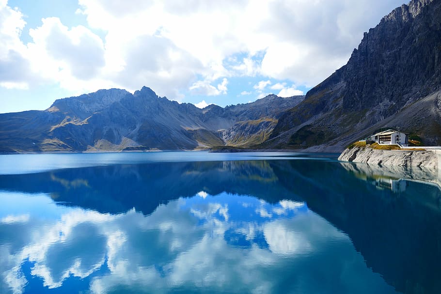 white house beside lake, clouds, mirroring, water, sky, blue HD wallpaper
