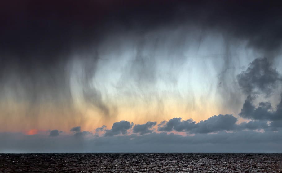 ocean under clouds, landscape photography of body of water and gray sky HD wallpaper