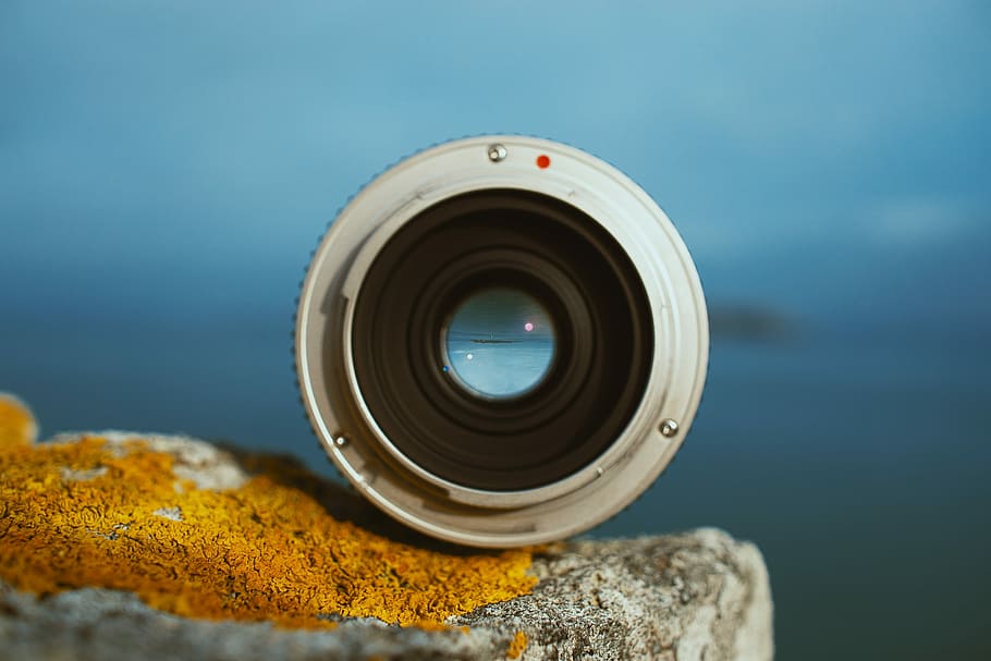 photograph of camera lens, white and black camera lens on gray concrete surface HD wallpaper