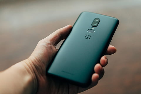 person holding Android smartphone, person holding black OnePlus 6 Android smartphone HD wallpaper