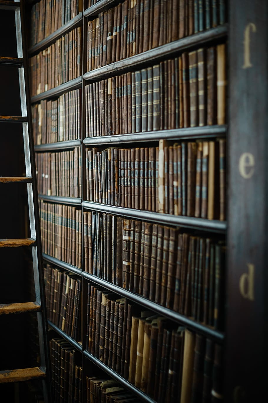 book shelves, assorted books in book shelf in tilt shift photography HD wallpaper