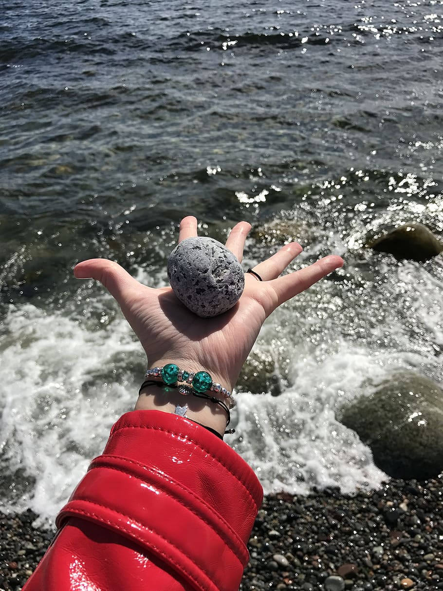 rock, hand, sea, water, motion, real people, one person, lifestyles HD wallpaper