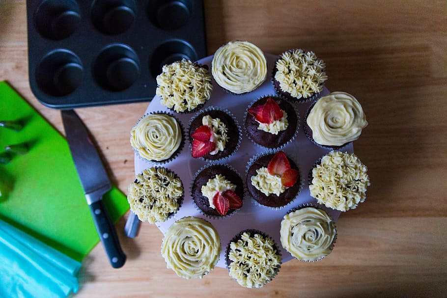 round purple and white cupcakes, cupcakes on brown wooden surface HD wallpaper