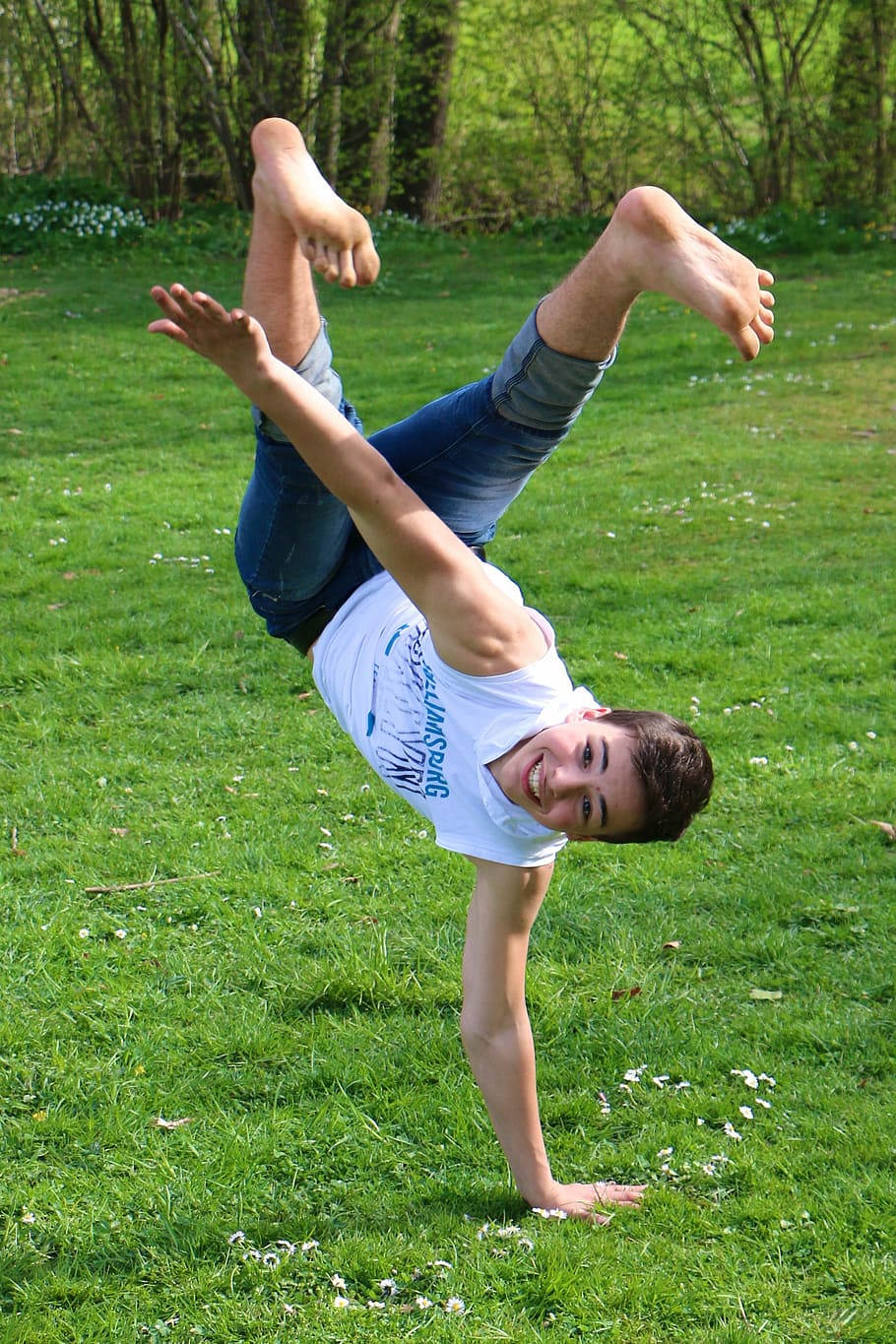 man dancing on grass during daytime, meadow, boy, dance, acrobatics HD wallpaper