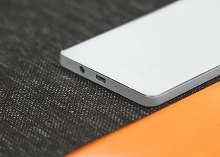 close-up photo of white Android smartphone, black, surface HD wallpaper