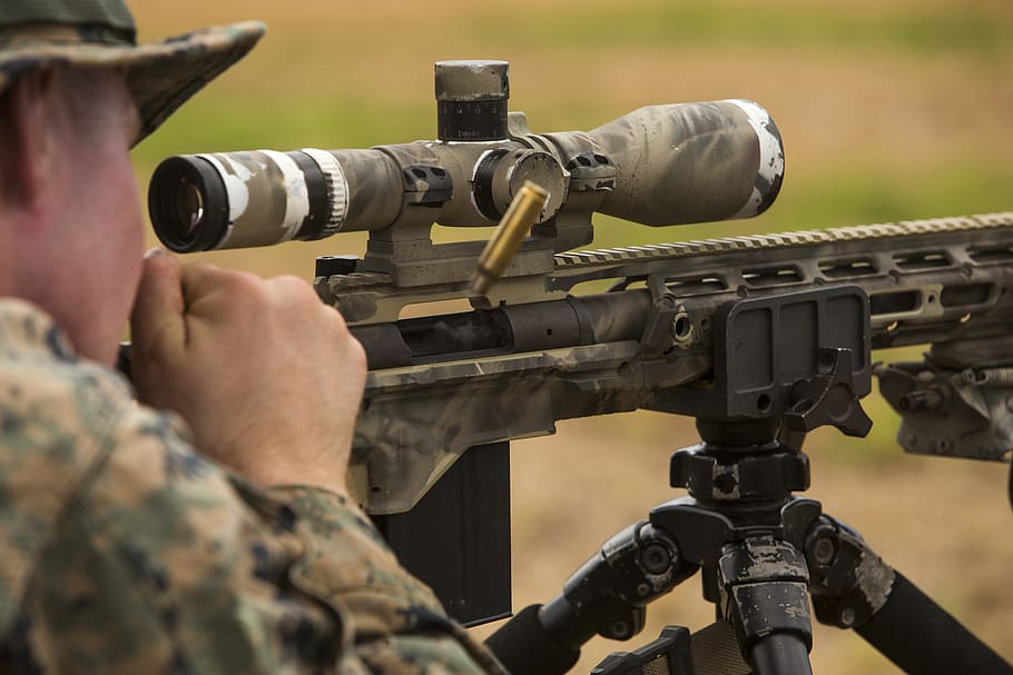 man scoping on sniper rifle, marines, aiming, scope, weapon, shooting, HD wallpaper