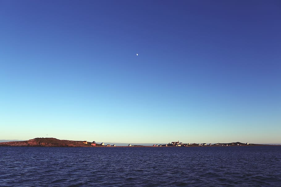 body of water and island, sea, daytime, ocean, blue, sky, moon HD wallpaper