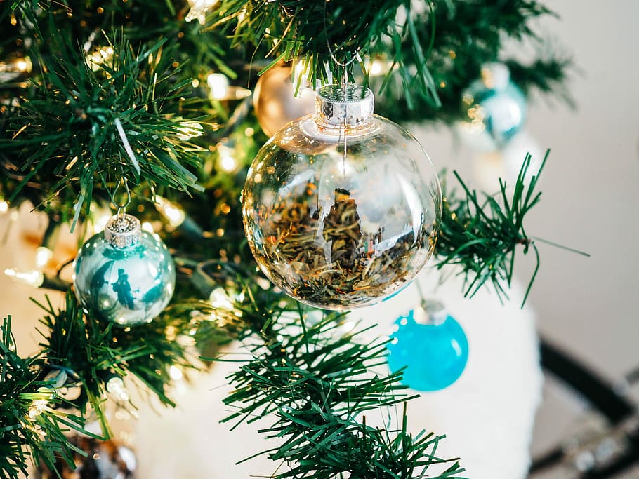 clear and teal glass baubles hanged on lighted Christmas tree, clear glass bauble on Christmas tree HD wallpaper