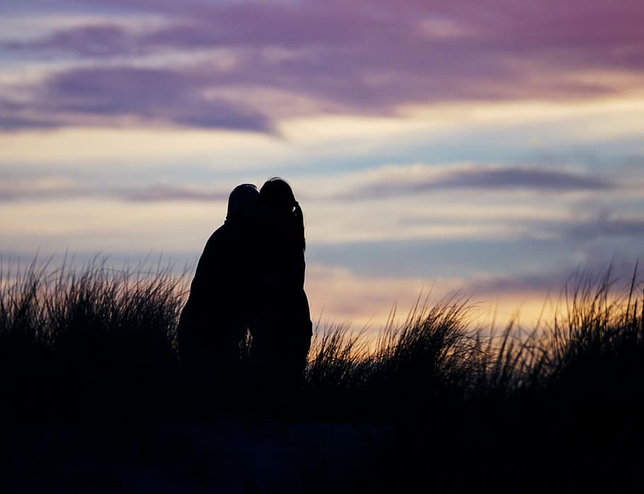 silhouette of a man and woman kissing, abendstimmung, sunset HD wallpaper