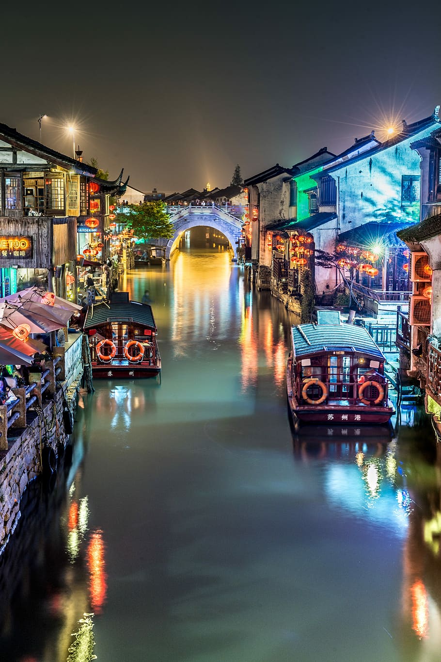 Venice of China, several boats near wooden structures, night HD wallpaper