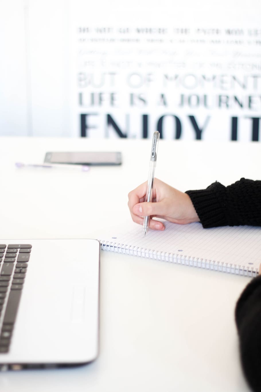 person writing on white lined paper, laptop, apple, macbook HD wallpaper