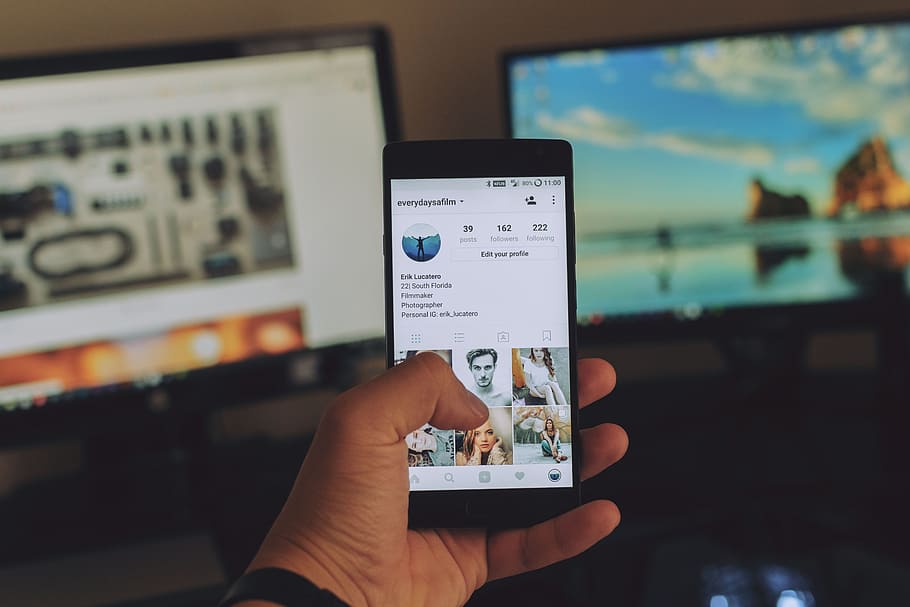 person holding smartphone, person holding Android smartphone HD wallpaper
